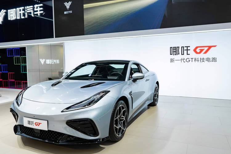 东莞224哪吒汽车在智能汽车领域的表现，领途汽车在新能源汽车市场中的影响力